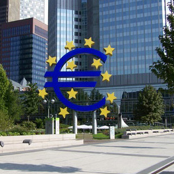 EZB Logo vor EZB Zentrale in Frankfurt