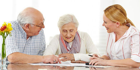 Seniorenpaar lässt sich zu Kredit beraten