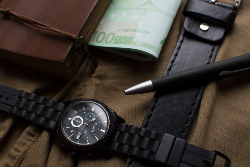 Armbanduhr, Stift und Geldbörse mit Gelscheinen